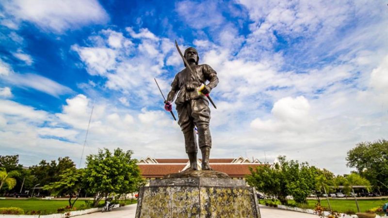 Statue of a soldier carrying two swords